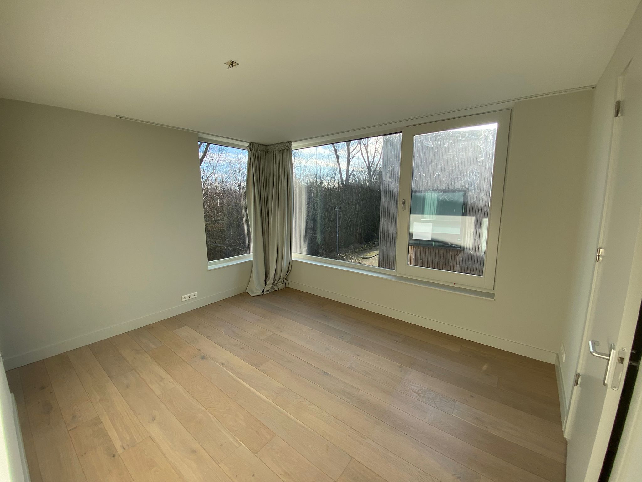 Schilder Monster – kamer schilderwerk Geschilderde kamer met lichte wanden en houten vloer in Monster